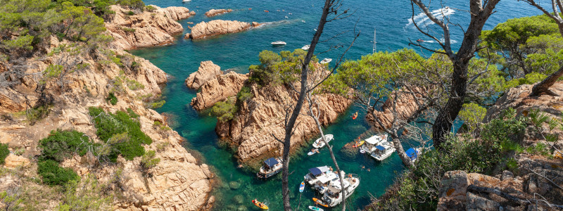 Sant Feliu de Guixols cliffs and boats